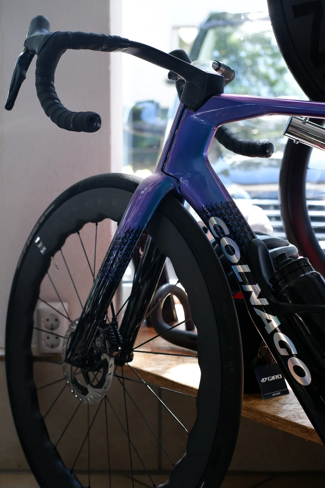 Violett-blaues Colnago-Rennrad mit integriertem Cockpit
