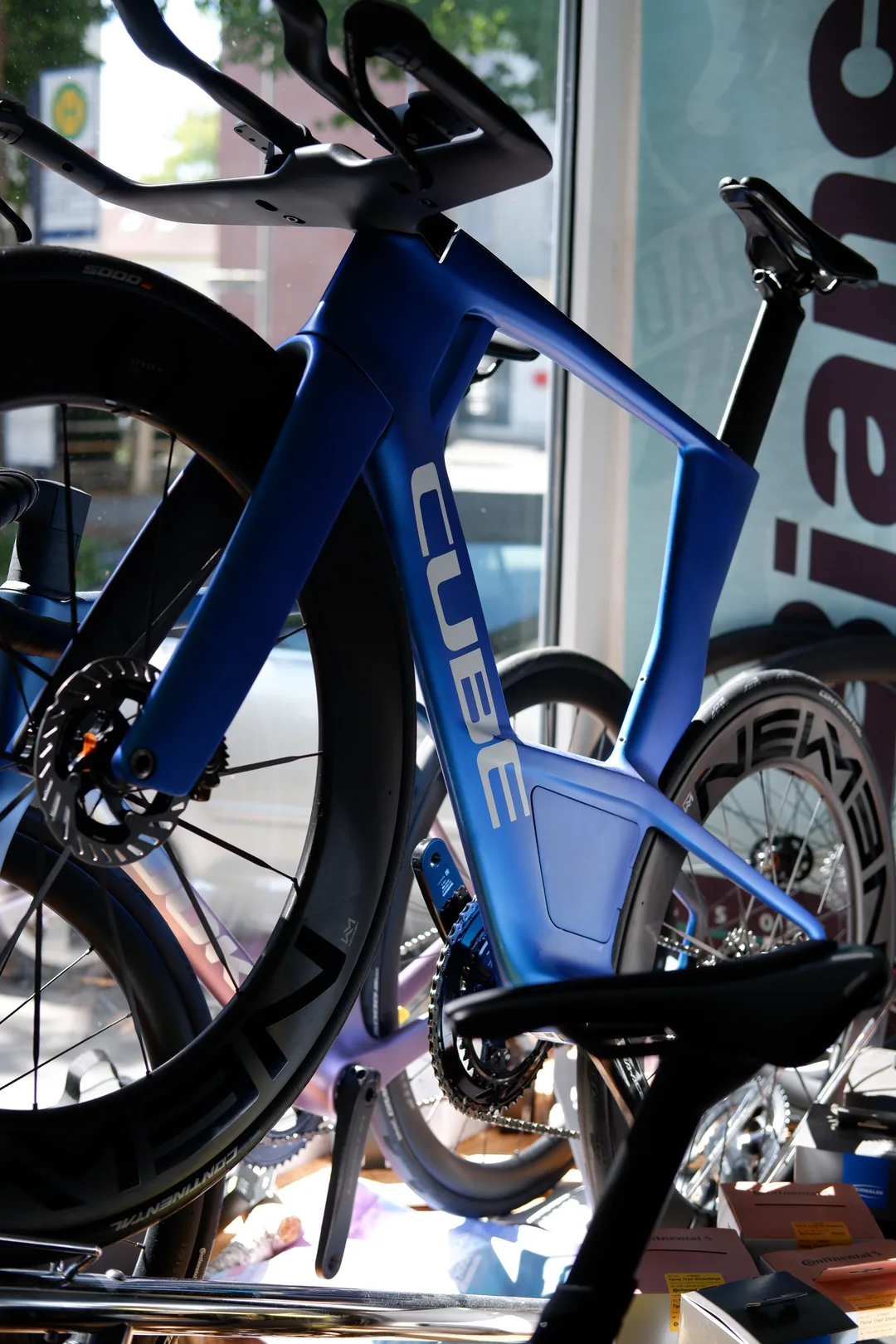 Detailansicht eines blauen Cube-Aero-Rennrads