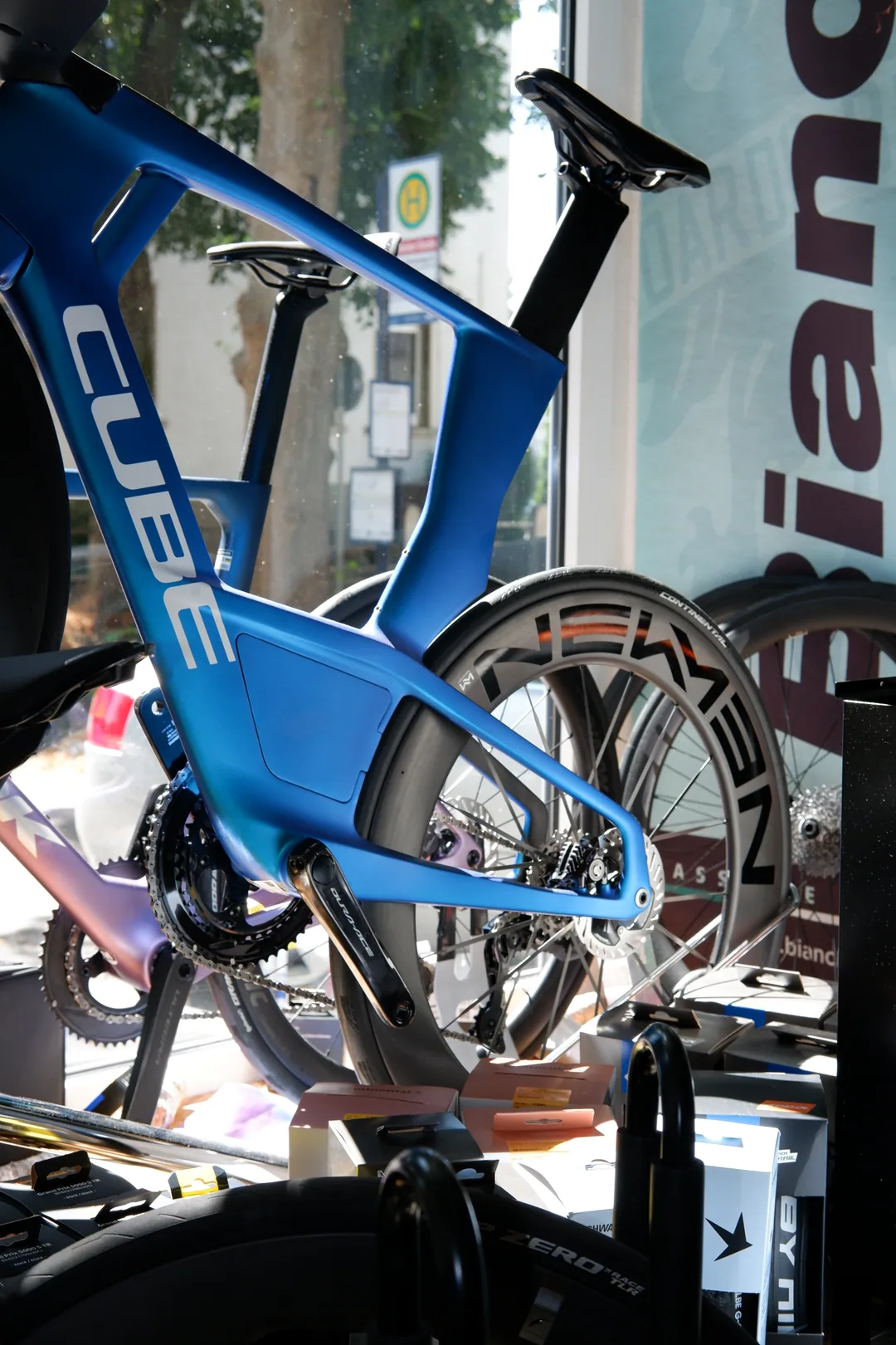 Blaues Cube-Aero-Rennrad im Schaufenster von Radsport Wittwer