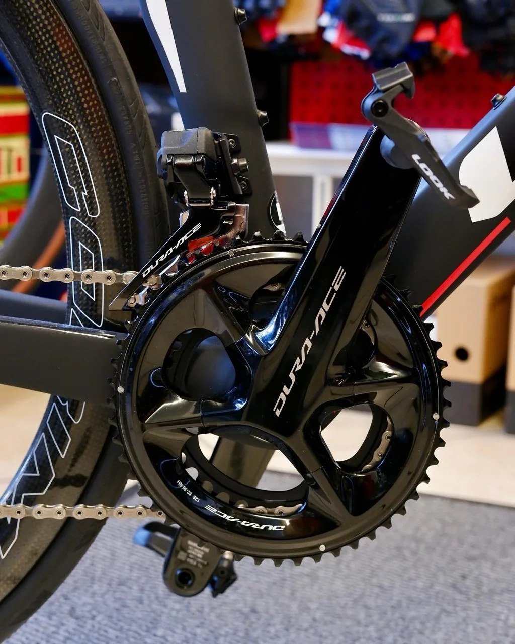 Shimano-Dura-Ace-Kurbel und Umwerfer an einem Rennrad