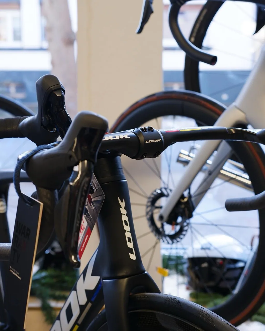 Cockpit und Steuerrohr eines schwarzen Look-Rennrads