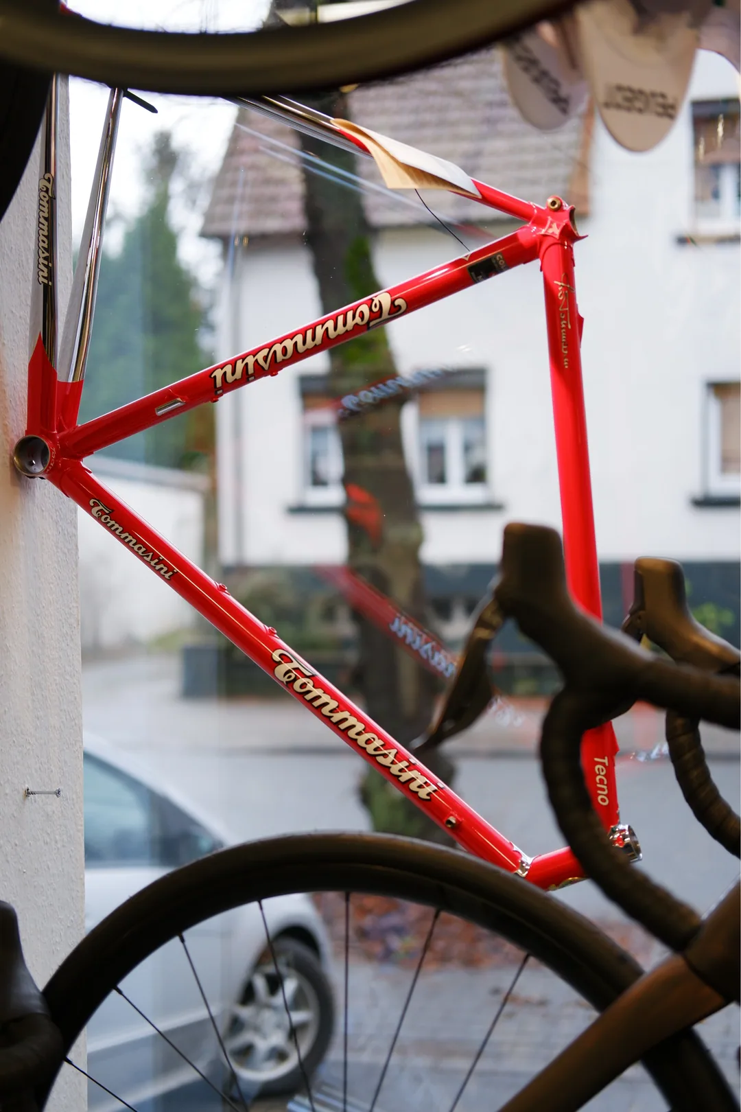 Roter Tommasini-Rennradrahmen im Schaufenster