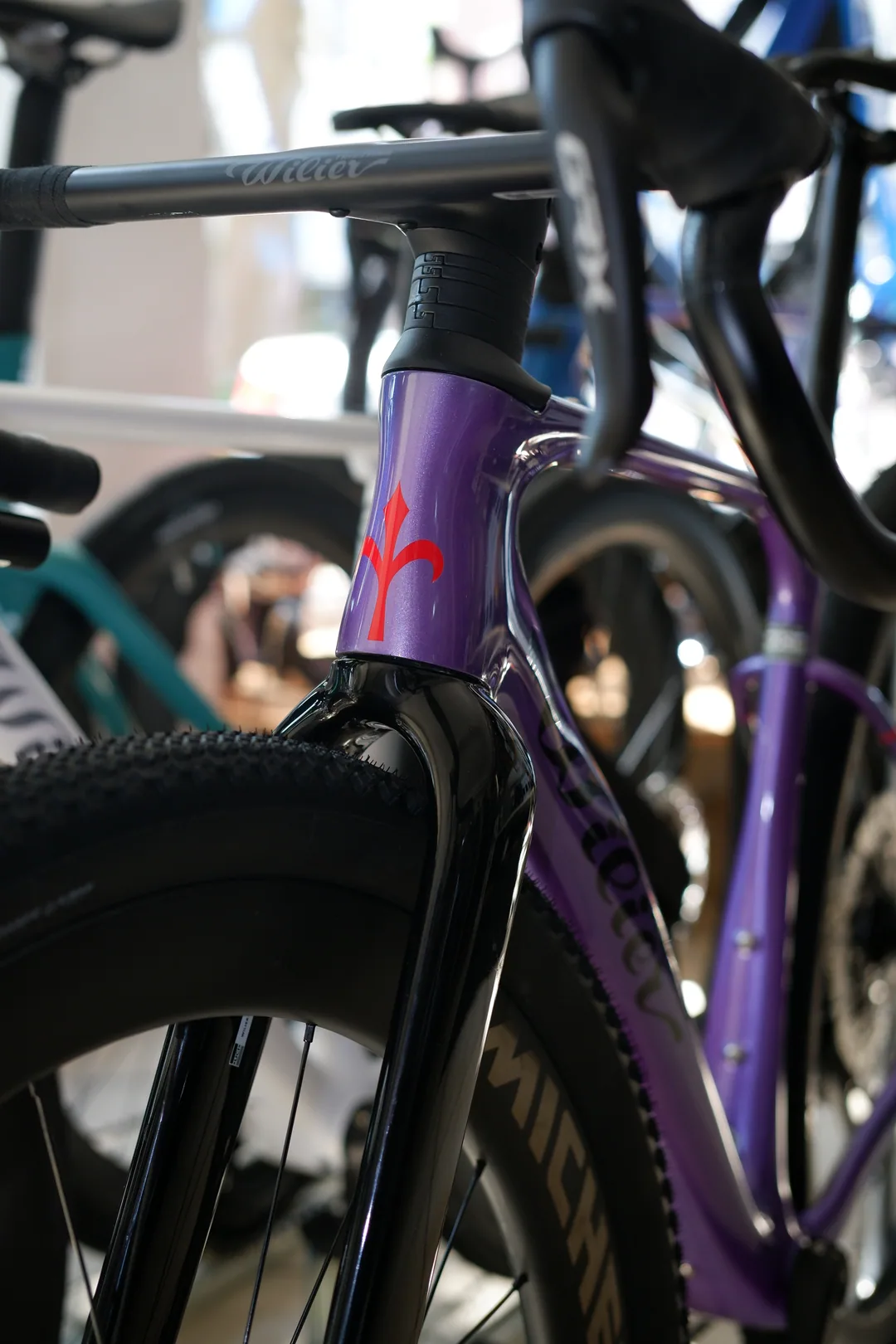 Steuerrohr und Cockpit eines violetten Wilier-Gravelbikes